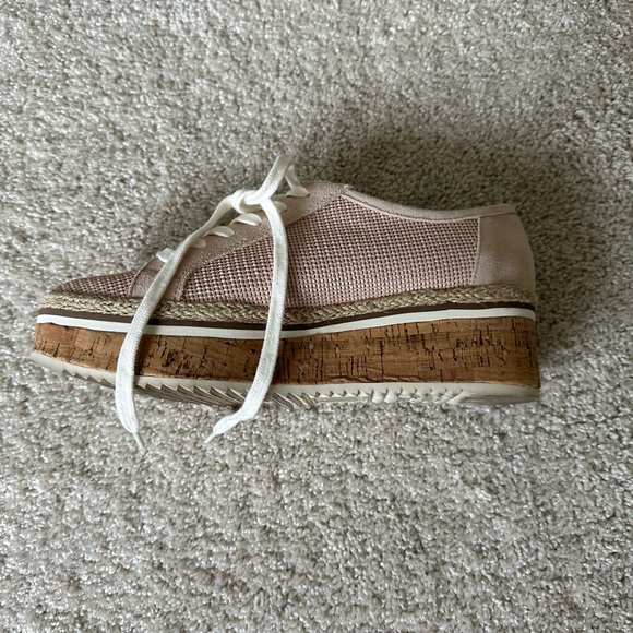 Light pink/rose colored textured platform shoe-only worn once - Picture 3 of 4